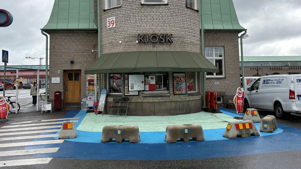 Markmålning och betongsuggor kring Portvaktshuset.